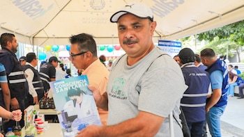 La Superintendencia de Regulación Sanitaria aprobó un reglamento que sustituye el registro completo por una notificación digital por producto para personas naturales en autoempleo, con una respuesta electrónica válida por un año (Foto cortesía SRS)