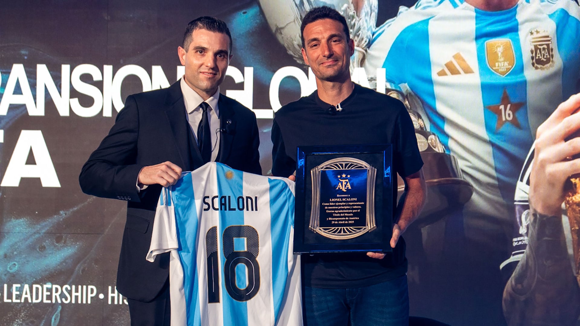 Lionel Scaloni y miembros de su cuerpo técnico suelen participar de los eventos internacionales de la AFA