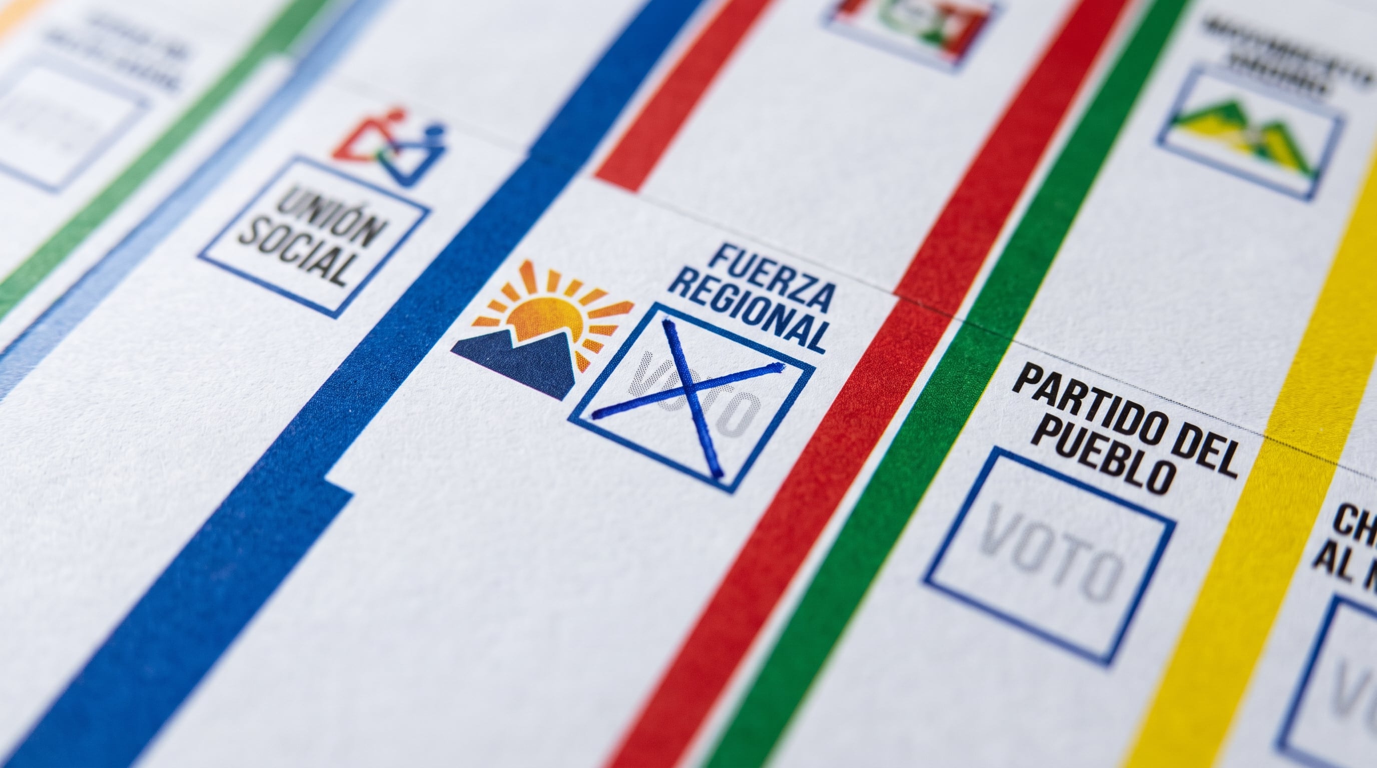 Una cédula de sufragio de 2026 presenta el recuadro del movimiento Fuerza Regional marcado con una cruz azul dentro de la casilla de voto. (Imagen Ilustrativa Infobae)