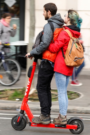 Dos personas en un monopatín