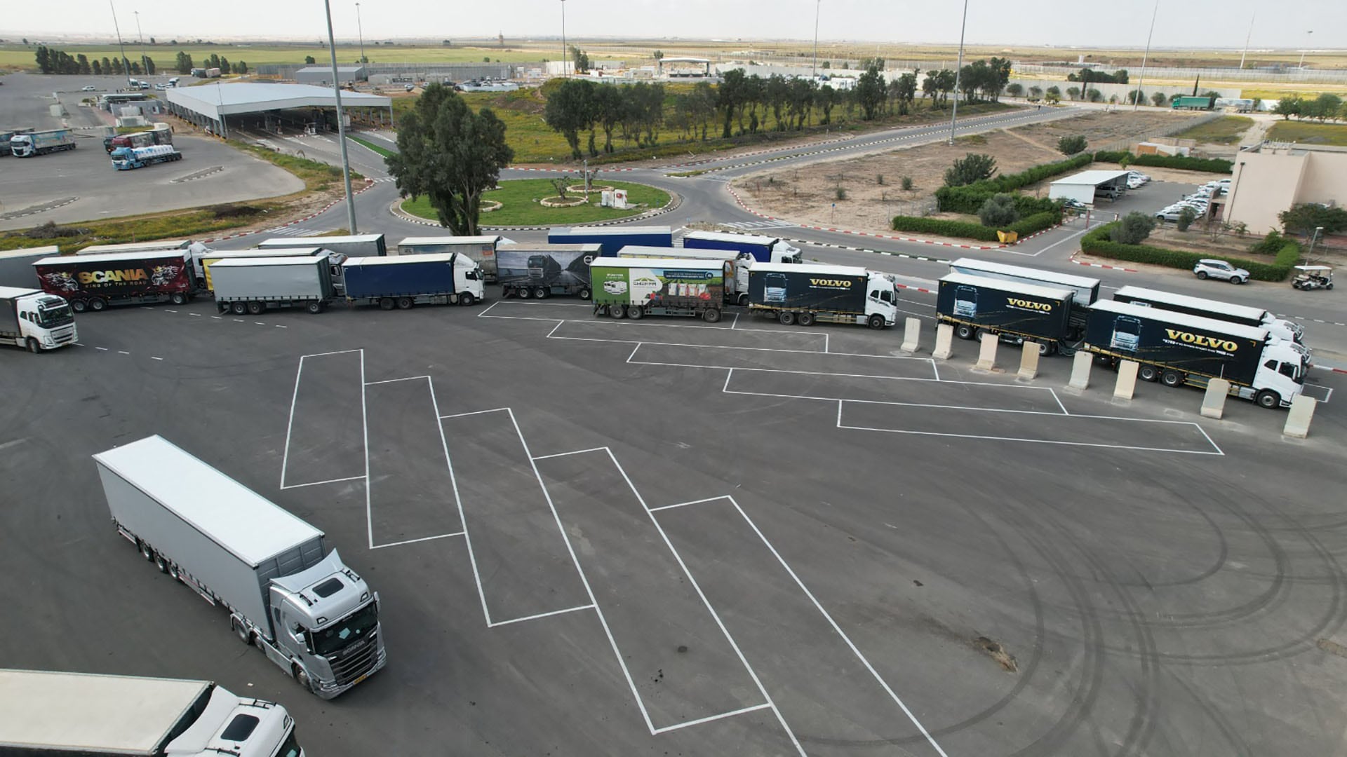Varios camiones de mercancías esperan en una explanada de control e inspección logística en Israel