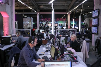 Periodistas trabajan en la redacción