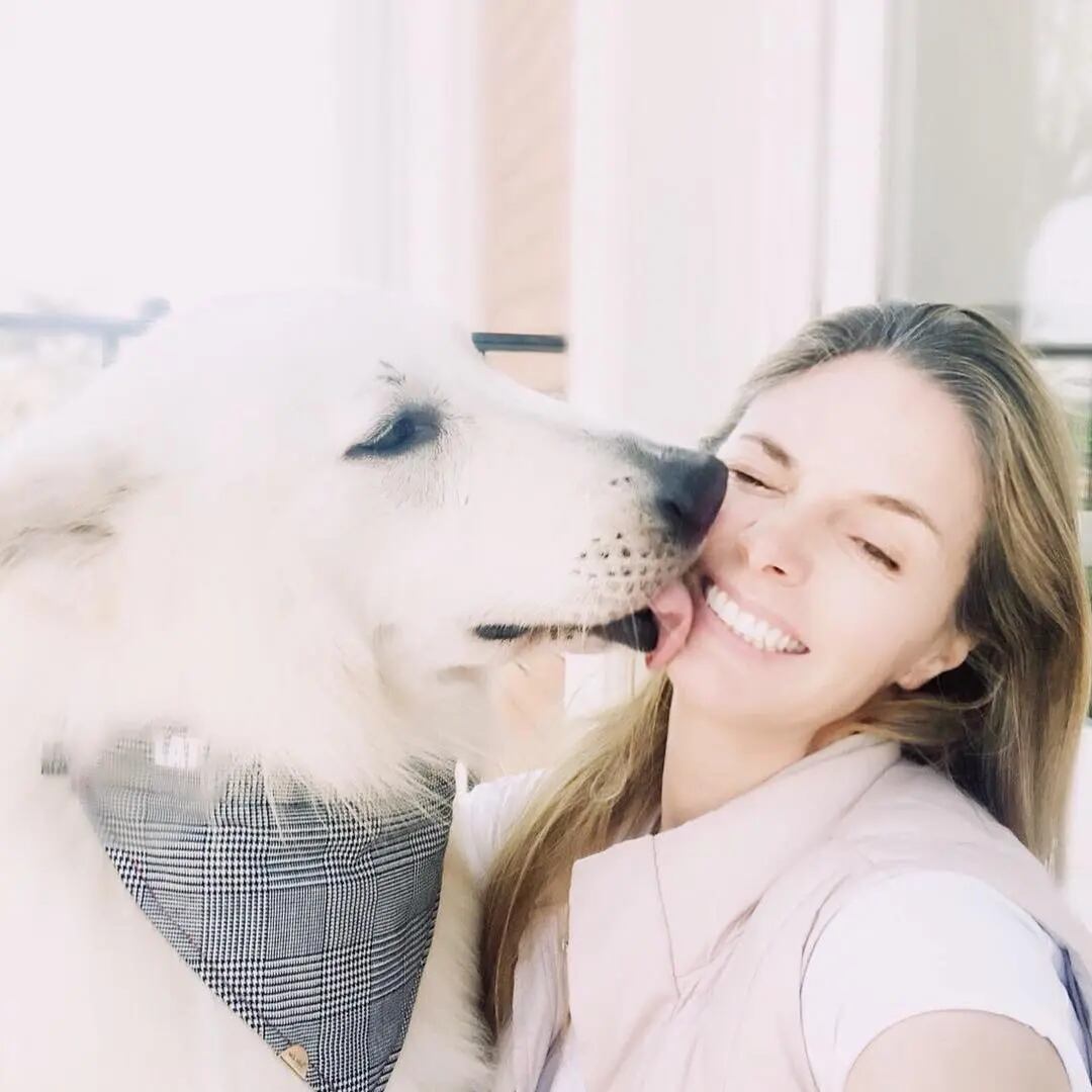 Genoveva Casanova y su perro en una imagen compartida en redes sociales (@genoveva_casanova_official).