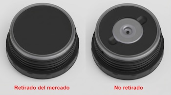 Dos tapas circulares de producto, negra y gris, vistas desde arriba sobre un fondo gris. La izquierda tiene texto "Retirado del mercado"; la derecha, con mecanismo central visible, tiene "No retirado".