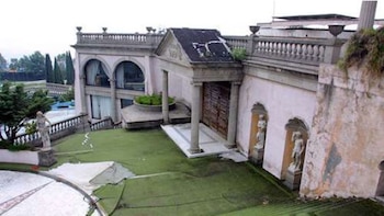 El inmueble ubicado en el kilómetro 26 de la carretera libre a Cuernavaca contó con hipódromo, discoteca, helipuerto y casino. (Archivo Infobae)