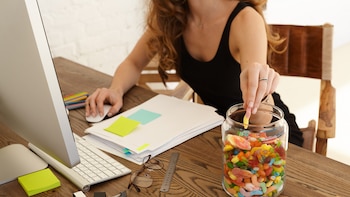 Una mujer picotea entre horas