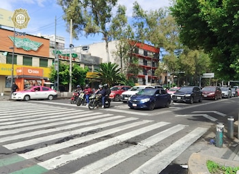 La circulación sobre Eje 1 Norte presenta congestión para quienes se desplazan desde Circuito Interior en dirección a Avenida Insurgentes (X@OVIALCDMX)