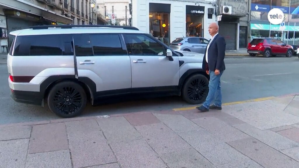 La camioneta Hyundai Santa Fe, que Yamandú Orsi compró con descuento (Captura Telemundo/Canal 12)