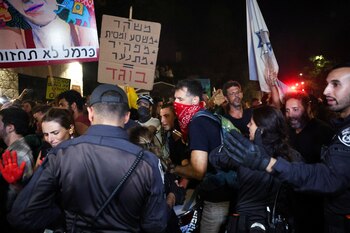 Miembros de la policía rodean