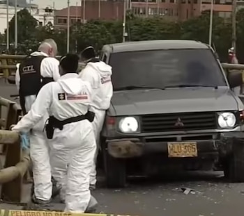 Una camioneta Mitsubishi Montero gris,