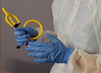El campo de la infectología aportó conocimiento para entender el coronavirus y para el desarrollo de test, tratamientos y vacunas REUTERS/Pascal Rossignol