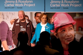 El expresidente estadounidense Jimmy Carter y su esposa Rosalynn Carter en el Museo Canadiense de Derechos Humanos durante una ceremonia de clausura de un proyecto de Hábitat para la Humanidad en Winnipeg, Manitoba, Canadá, el 14 de julio de 2017. REUTERS/Zachary Prong/Foto de archivo