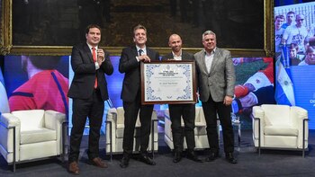 El mediocampista en plena ceremonia,