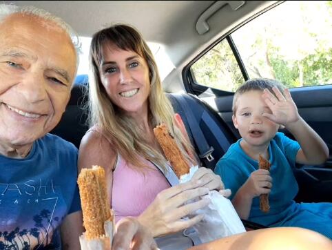Alberto Cormillot junto con su mujer, Estefanía Pasquini y su hijo, en una reciente fotografía familiar (Instagram)
