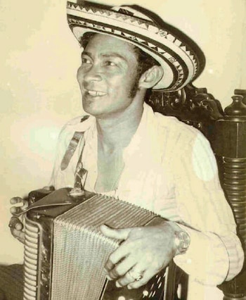 Andrés Landero con su acordeón.