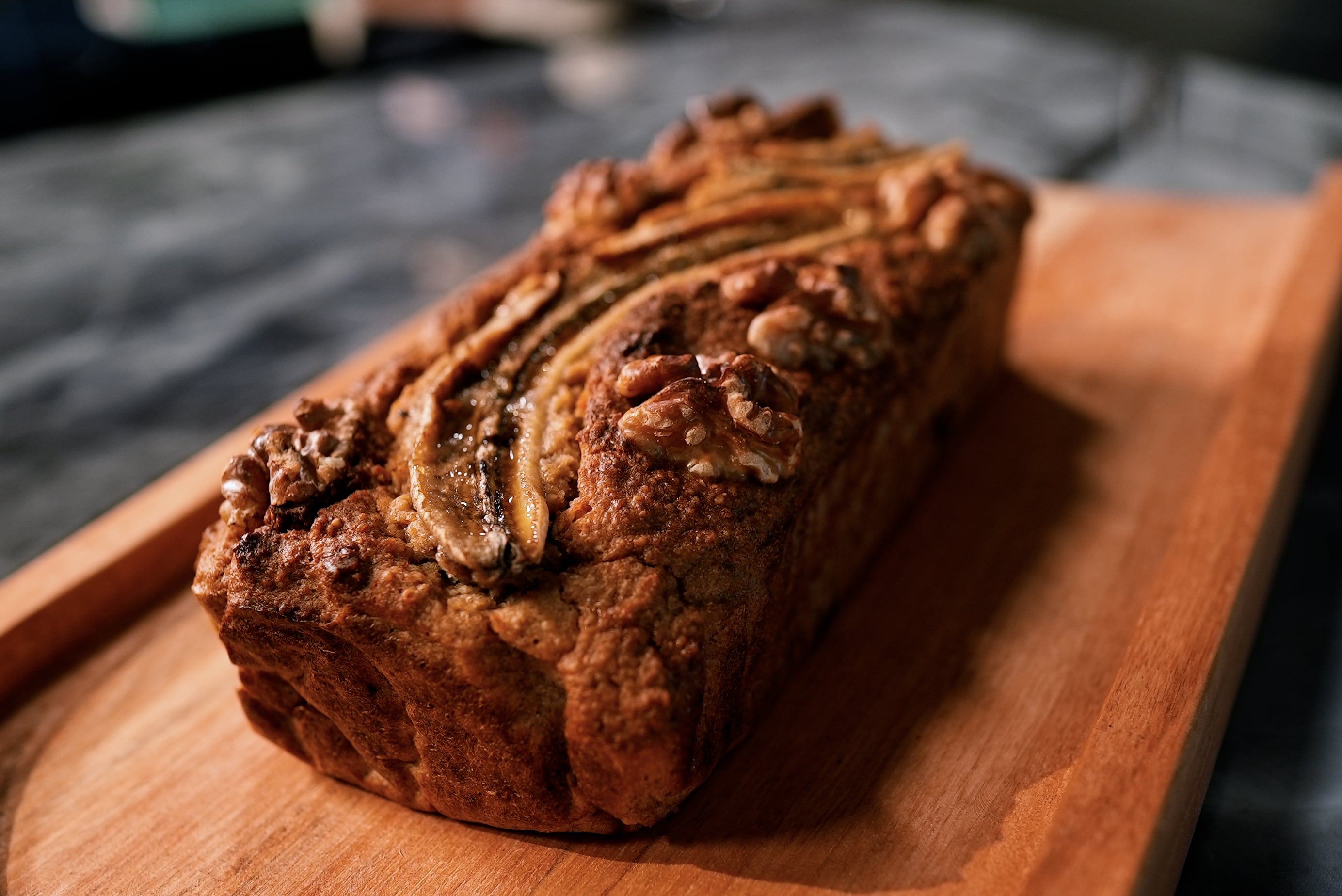 El budín de banana con avena se destaca por su miga húmeda y su perfil proteico (Flora Producciones)