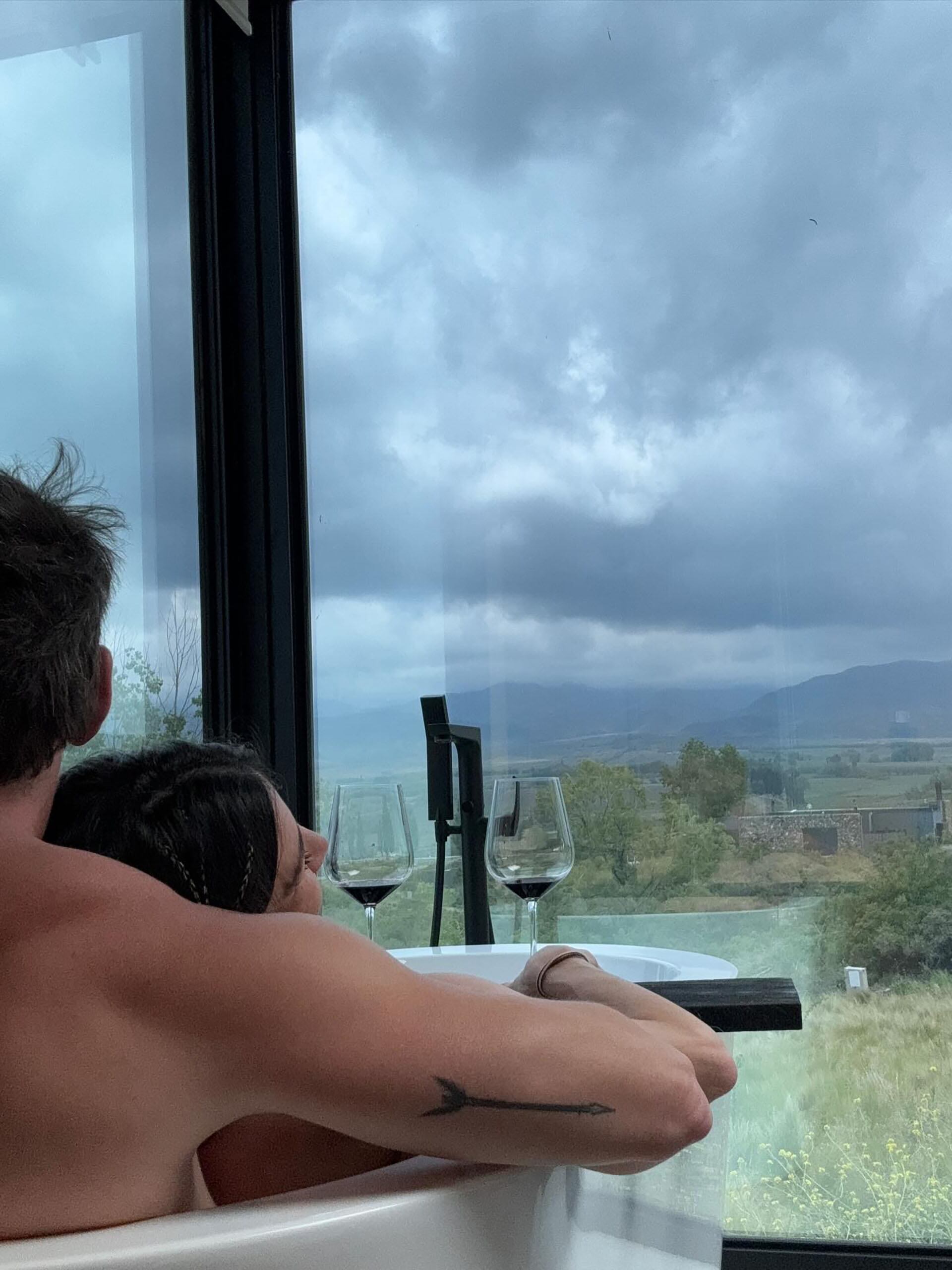 El acompañante de Andrea Rincón genera curiosidad en redes sociales por su identidad y la privacidad mantenida en las imágenes (Instagram: @andrearincon_top)