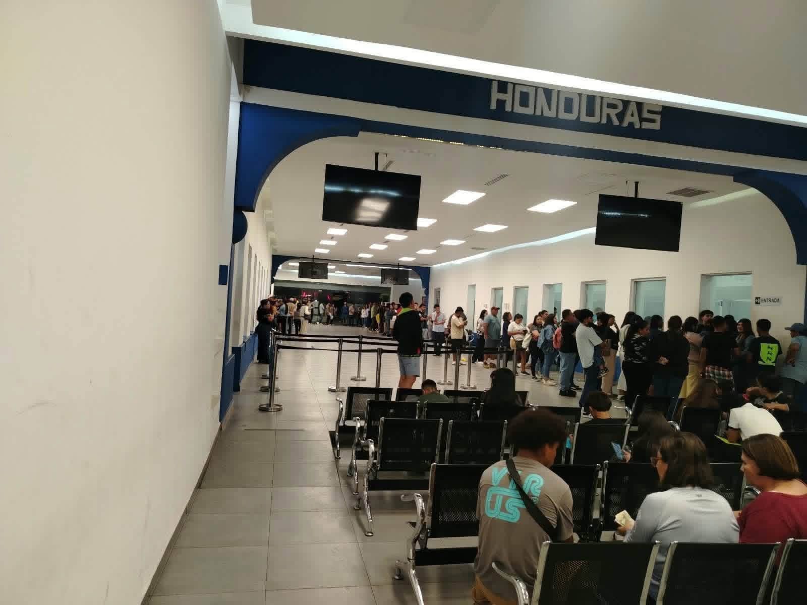 La salida de viajeros por El Amatillo se suma al incremento de la movilización por las carreteras hondureñas durante el feriado. (Foto: Cortesía / redes sociales)