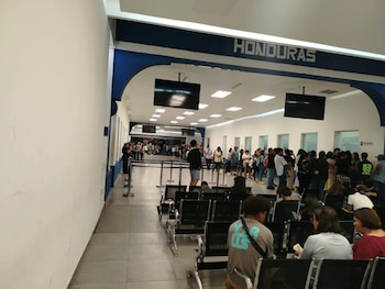 La salida de viajeros por El Amatillo se suma al incremento de la movilización por las carreteras hondureñas durante el feriado. (Foto: Cortesía / redes sociales)