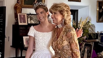 La tiara de esmeraldas de Isabel II brilla de nuevo en Sevilla: el tesoro familiar que ha aparecido en la boda de la nieta de Tessa de Baviera