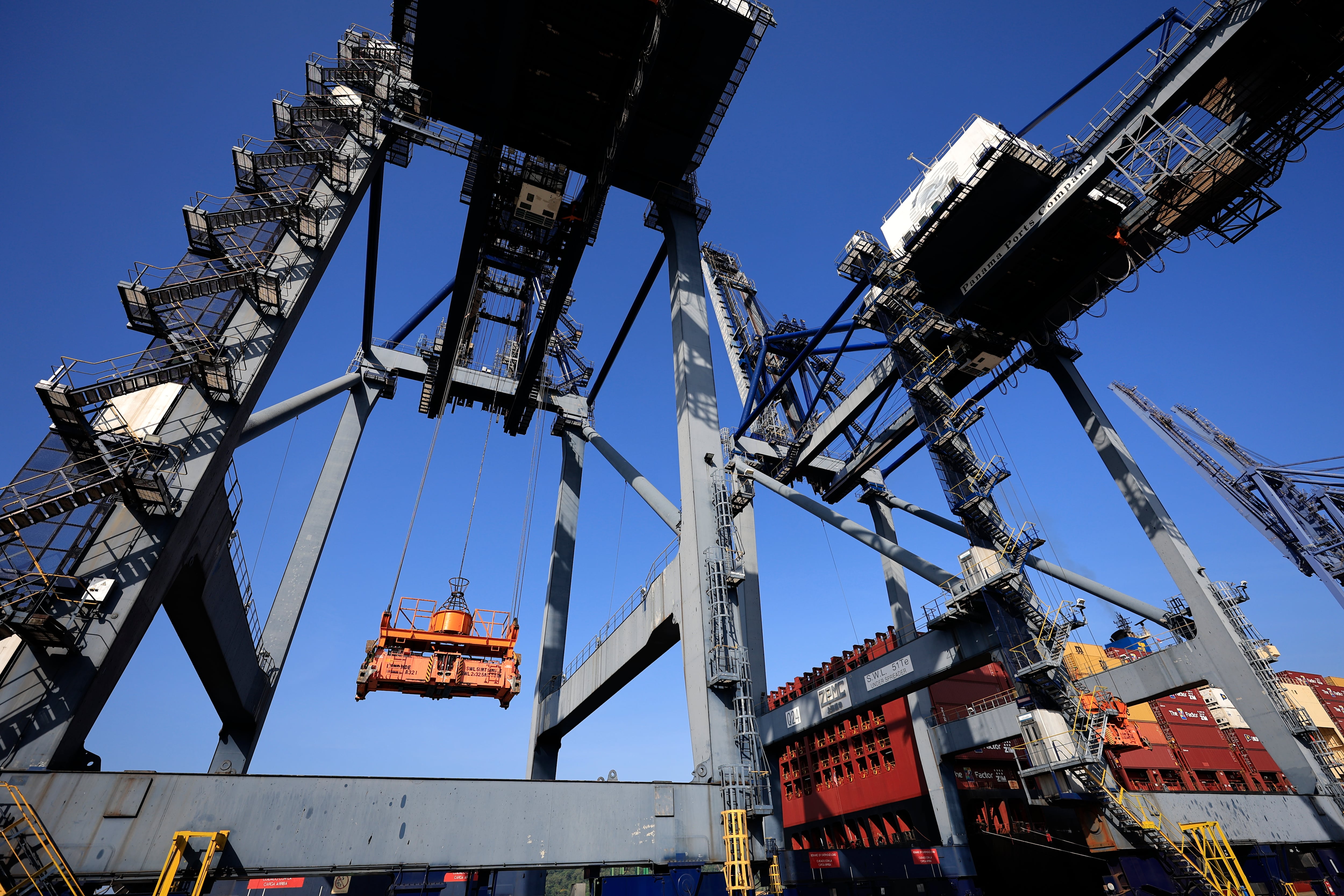 El sector portuario constituye uno de los principales componentes de la plataforma logística y la economía panameña. EFE/ Bienvenido Velasco