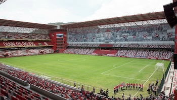 Madres buscadoras se manifiestan afuera del Estadio Nemesio Díez previo al partido México vs Serbia