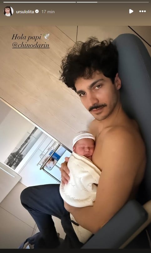 La foto que compartió Úrsula Corberó con el Chino Darín sosteniendo a su hijo Dante, nacido a solo 9 días (Instagram)