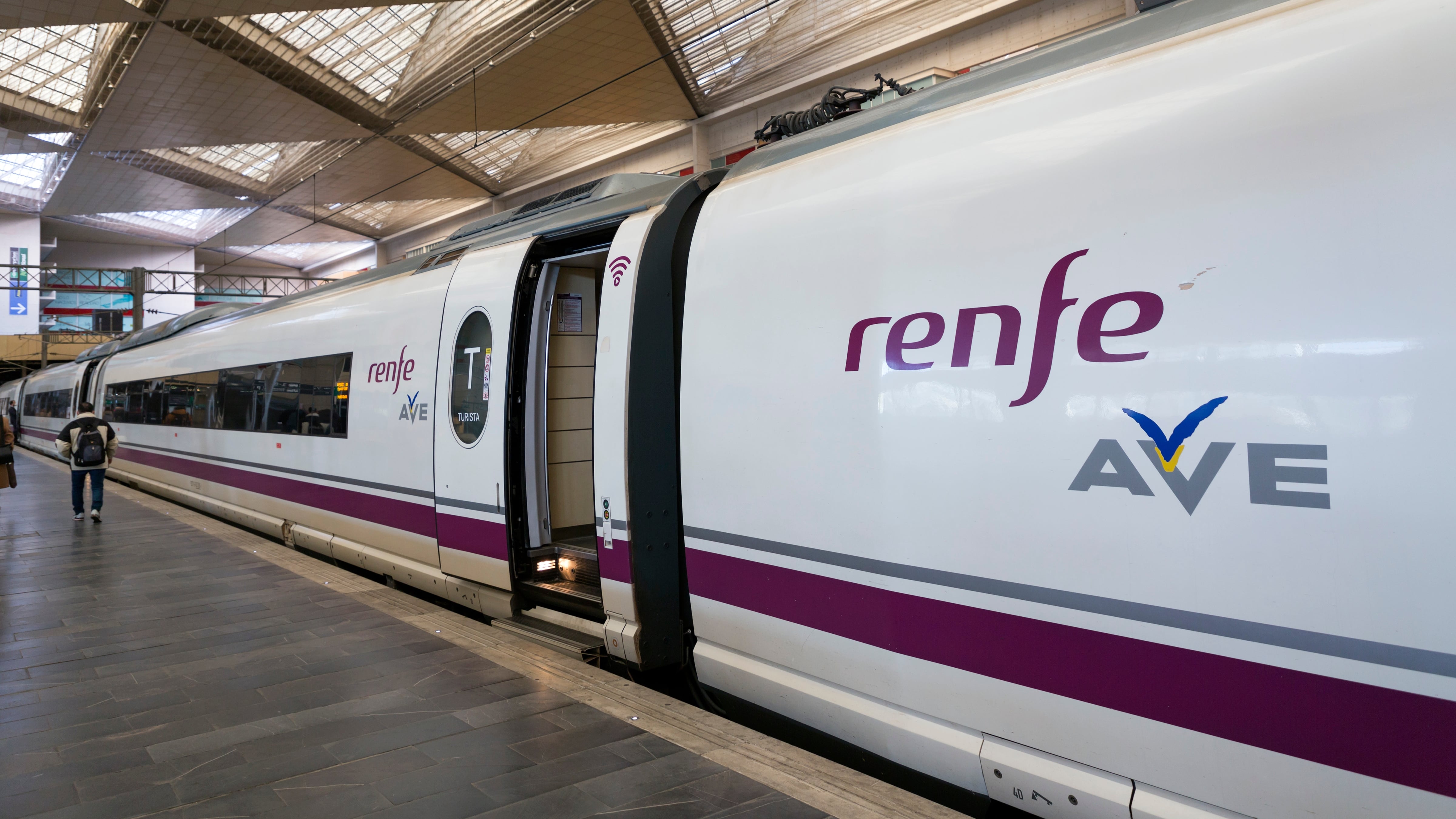 Ave Renfe (Adobe Stock).
