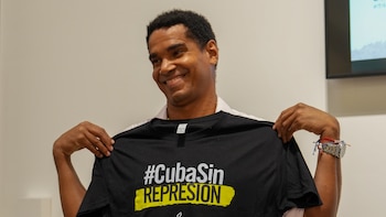 Nunca leyó sus cartas en Cuba, pero el eco de 27,000 voces lo aguardaba en el exilio