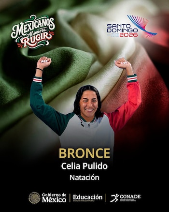 Mujer levanta brazos sonriendo. Viste camiseta blanca, roja y verde. Fondo tricolor. Texto: Bronce, Celia Pulido, Natación, Santo Domingo 2026 y logos