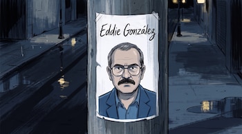 Primer plano de un cartel blanco con la ilustración de un hombre de bigote, Eddie González, pegado a un poste gris en una calle nocturna y oscura.
