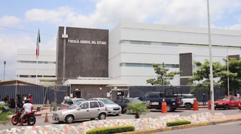 Personal de la Fiscalía estatal efectuó el levantamiento de ambos cuerpos y continuó con las diligencias periciales para determinar la secuencia de los hechos. (Imagen ilustrativa de la Fiscalía de Morelos. Crédito: redes sociales)