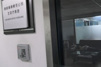 Un hombre duerme en la