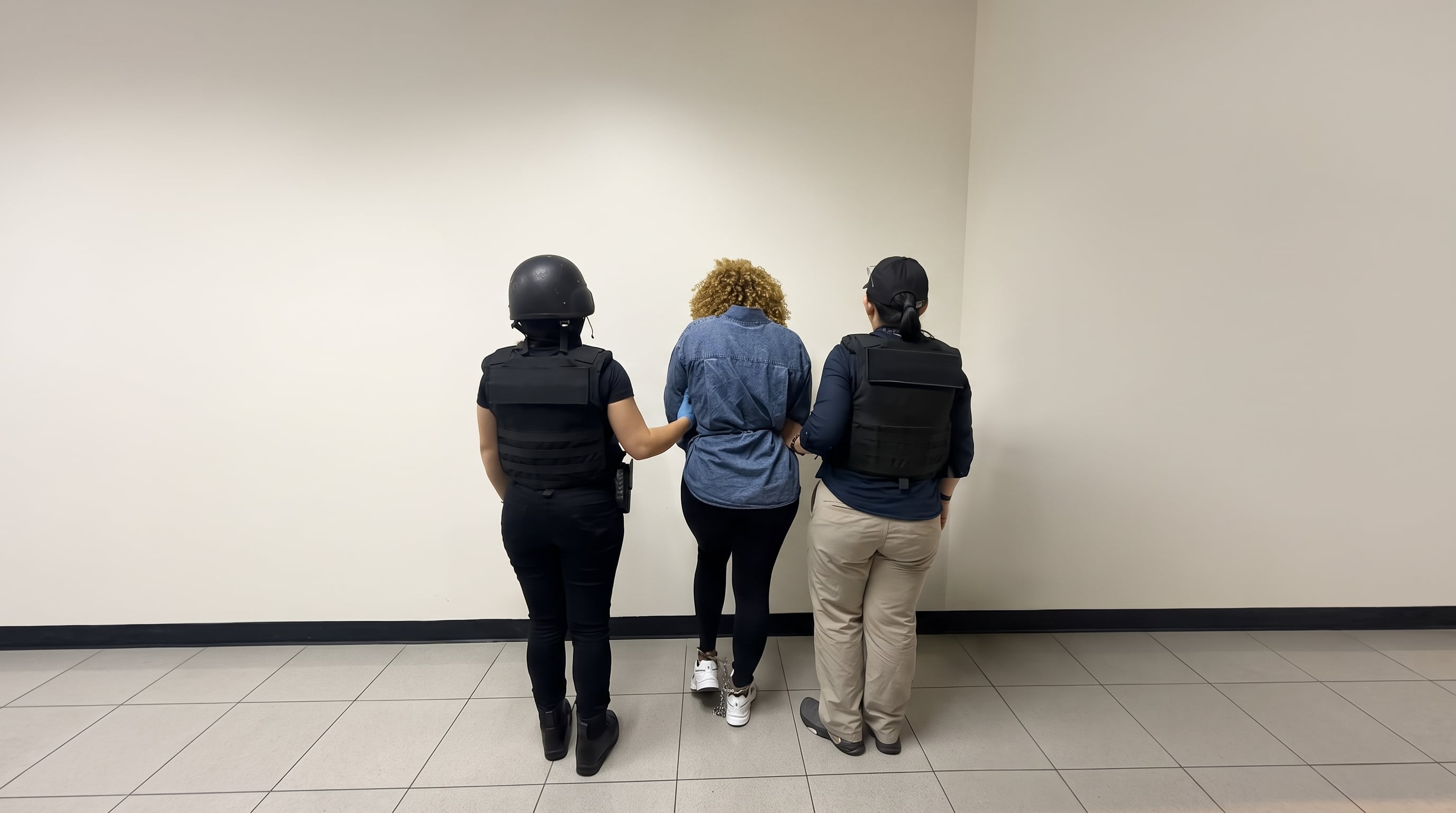 Detienen en el Aeropuerto Juan Santamaría a la esposa de alias “Pecho de Rata”: vuelo desde Suiza, alerta roja y entrega al OIJ. (Imagen Ilustrativa Infobae)