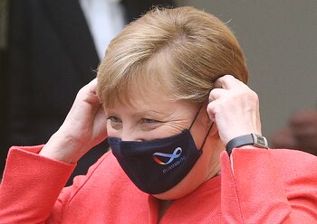 Angela Merkel se quita la mascarilla antes de un discurso en Berlín
(Wolfgang Kumm/dpa)