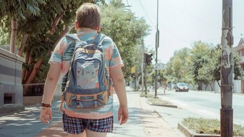 Governor Glenn Youngkin highlighted the need for a more transparent accreditation system that reflects the true academic performance of schools in Virginia. (Illustrative image Infobae)