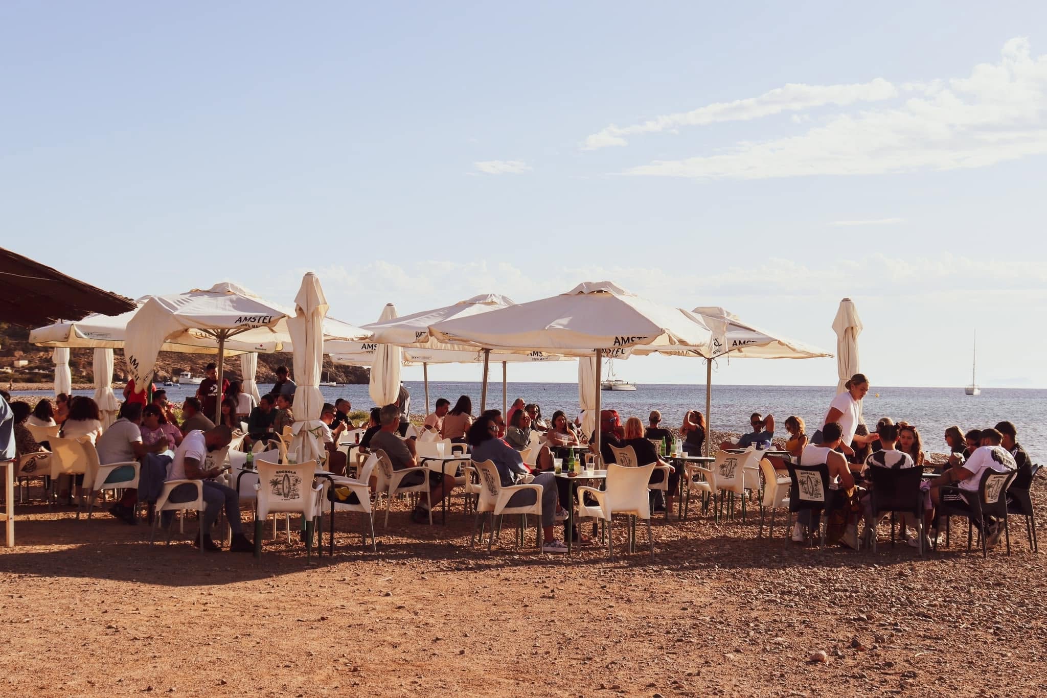 El chiringuito de la Región de Murcia que triunfa con música en directo frente al mar: “Tiene uno de los atardeceres más bonitos de la costa de Cartagena”