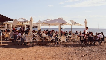 El chiringuito de la Región de Murcia que triunfa con música en directo frente al mar: “Tiene uno de los atardeceres más bonitos de la costa de Cartagena”