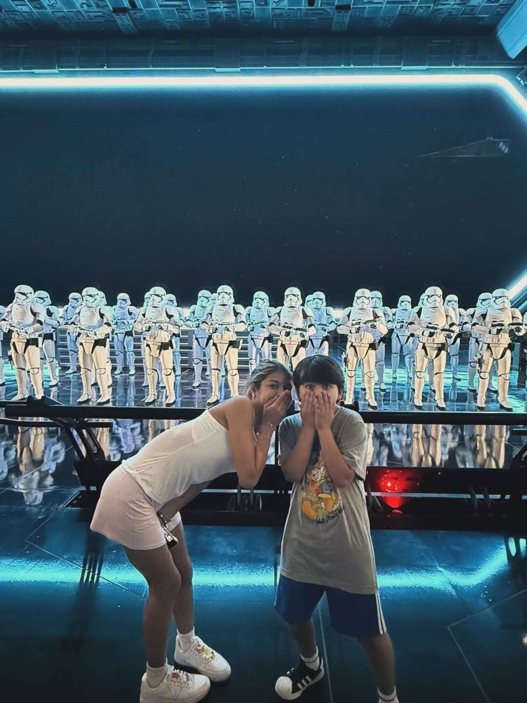 Victoria y Gio se asombran ante una formación de Stormtroopers