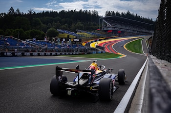 Una postal: a pronto de encarar con su Dallara de Fórmula 3 la mítica curva de Eau Rouge en histórico circuito belga de Spa-Francorchamps (Crédito: Dutch Photo Agency)