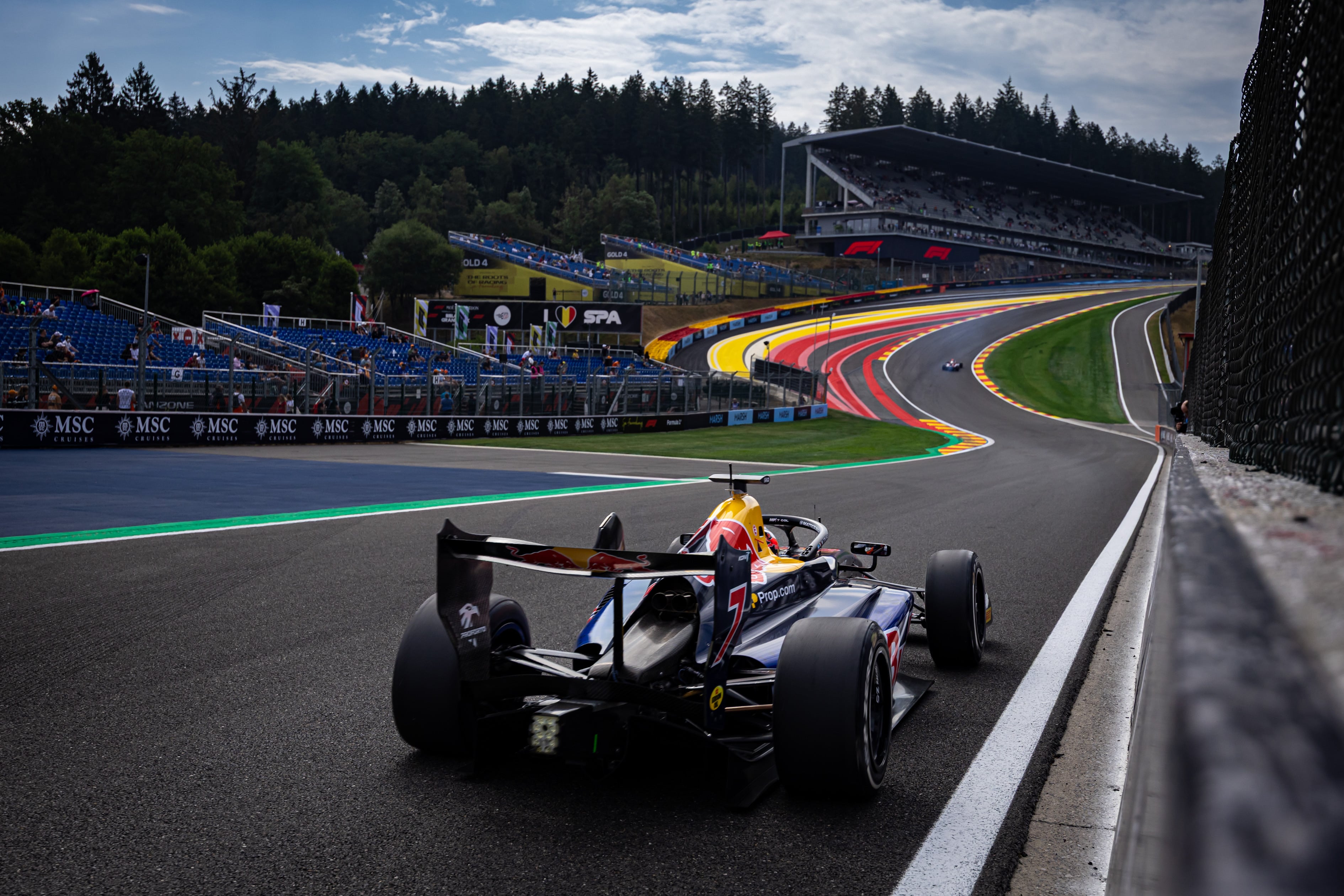Una postal: a pronto de encarar con su Dallara de Fórmula 3 la mítica curva de Eau Rouge en histórico circuito belga de Spa-Francorchamps (Crédito: Dutch Photo Agency)