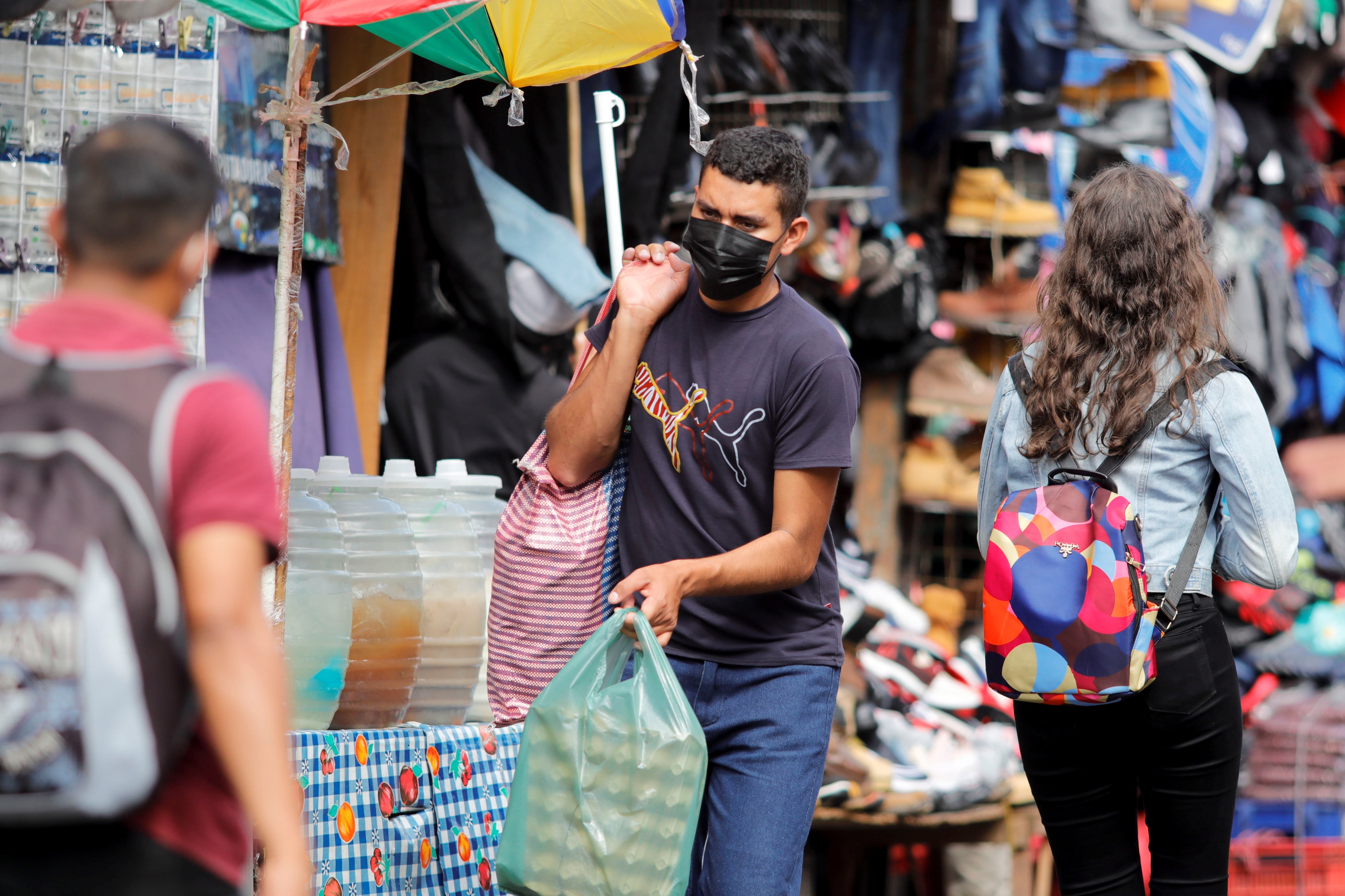 Hondureños reformulan su presupuesto para cy poder adquirir los productos necesariosEFE/Gustavo Amador