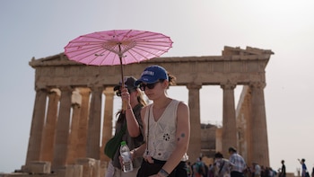 El calor extremo golpea Grecia y obliga a los turistas a buscar nuevas formas de protegerse
