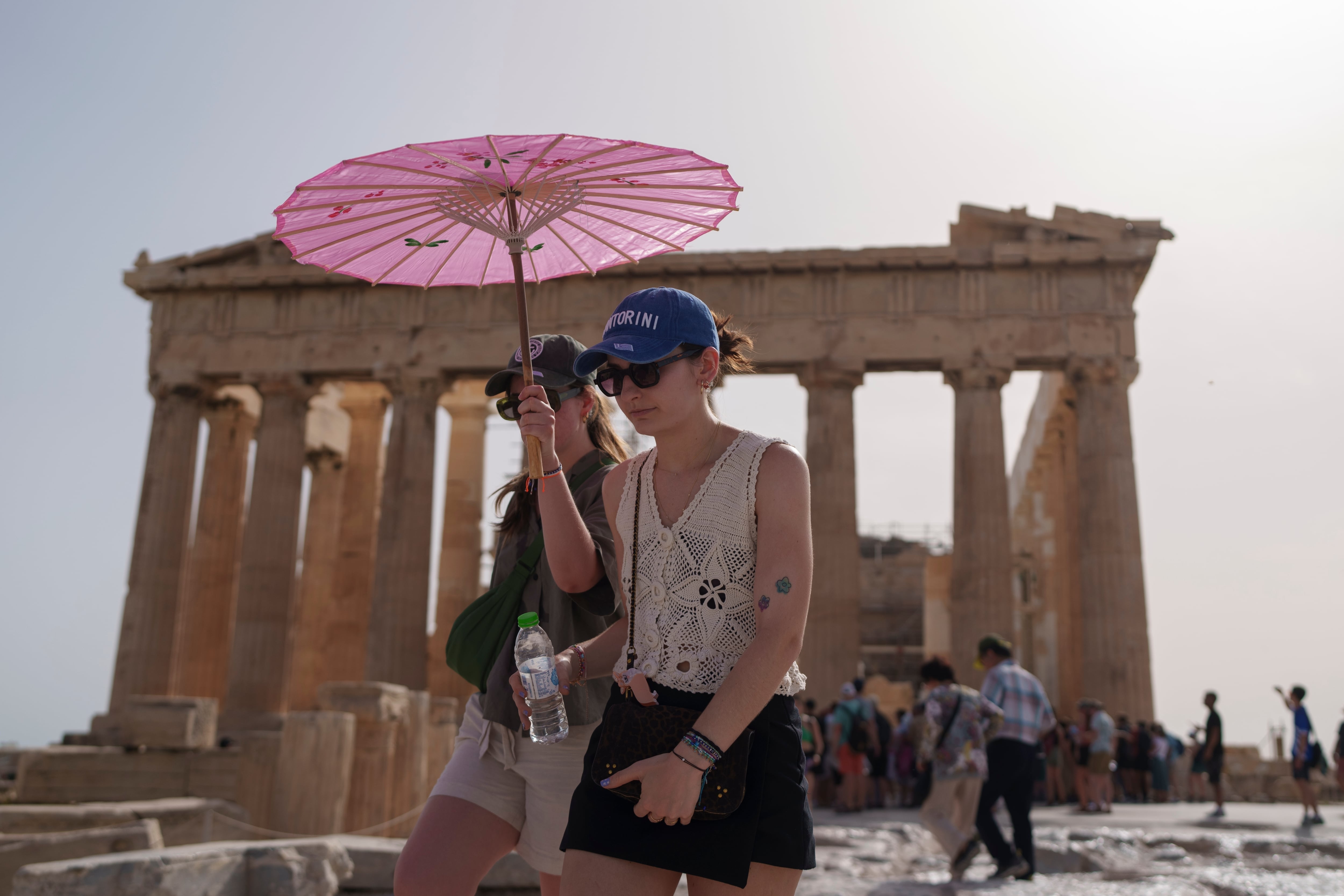 Grecia bajo calor extremo: la Acrópolis se llena de turistas mejor equipados