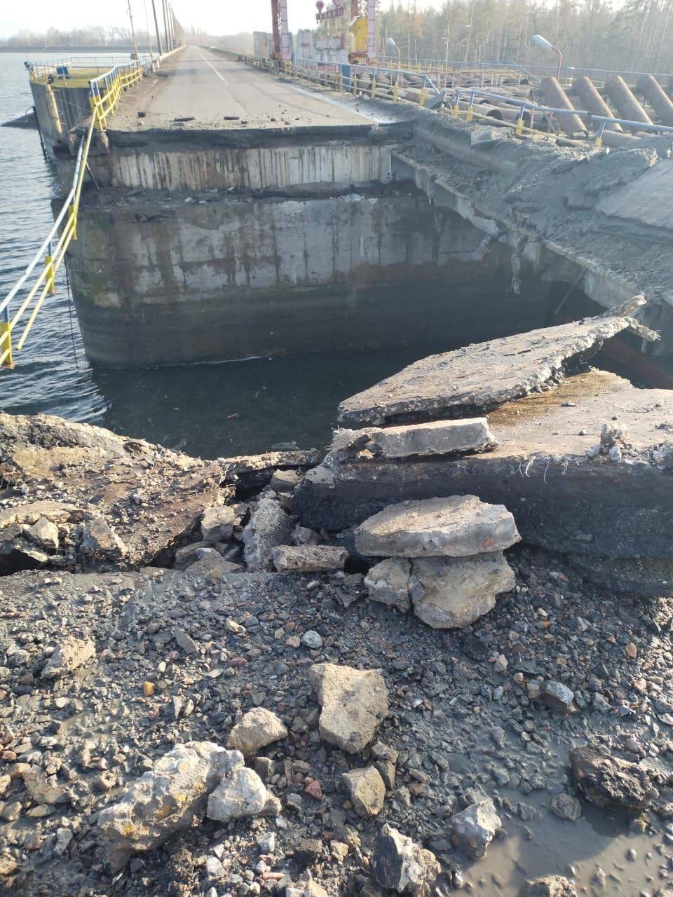 Daños en la represa tras el impacto de un misil ruso