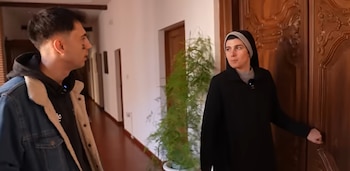 Sor Marta enseña su convento.