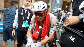 Isaac del Toro abandona la Etapa 3 de la Vuelta al País Vasco tras sufrir caída