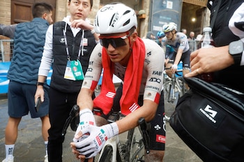 El mexicano se encontraba en el octavo lugar de la clasificación general de la competencia, previo a tener que salir de la carrera al sufrir un golpe duro al bordo de su bicicleta. (EFE/EPA/ROBERTO BETTINI)