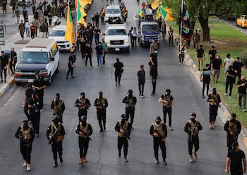 Un vehículo transporta el ataúd de un comandante del grupo armado iraquí Kataib Hezbolá, quien murió en lo que ellos denominaron un "ataque sionista" en la capital siria, Damasco, el viernes, durante un funeral en Bagdad, Irak, el 22 de septiembre de 2024
REUTERS/Thaier Al-Sudani