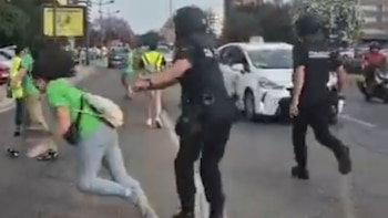 Los sindicatos de docentes valencianos denuncian la agresión de un policía a una manifestante